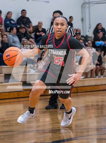 Thumbnail 2 in 'Iolani vs Etiwanda (Iolani Classic) photogallery.