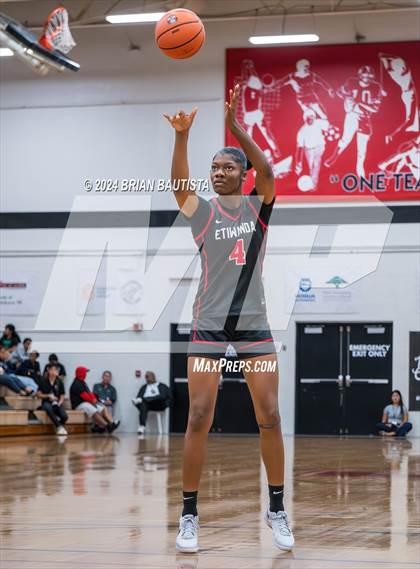 Thumbnail 3 in 'Iolani vs Etiwanda (Iolani Classic) photogallery.