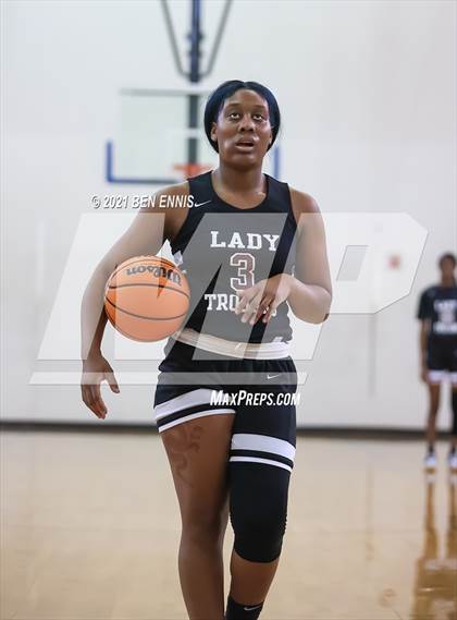 Thumbnail 1 in Dougherty vs Salem (Legends Classic Showdown) photogallery.