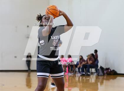Thumbnail 3 in Dougherty vs Salem (Legends Classic Showdown) photogallery.