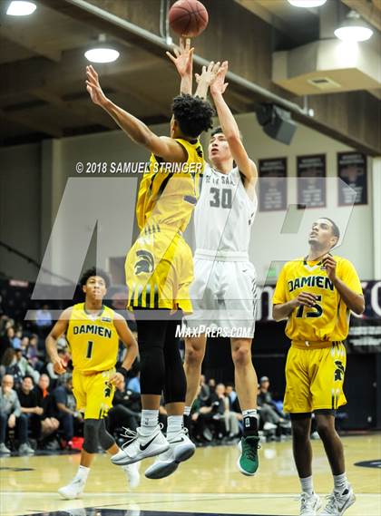 Thumbnail 1 in De La Salle vs. Damien (MaxPreps MLK Classic) photogallery.