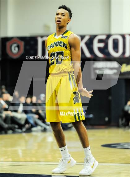 Thumbnail 3 in De La Salle vs. Damien (MaxPreps MLK Classic) photogallery.