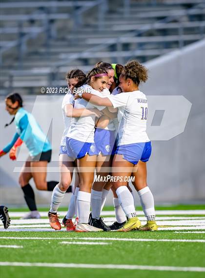 Thumbnail 1 in Klein vs The Woodlands (UIL6A Region 2 Area Playoff) photogallery.
