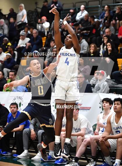 Thumbnail 3 in St. John Bosco vs. Windward (The Classic at Damien) photogallery.