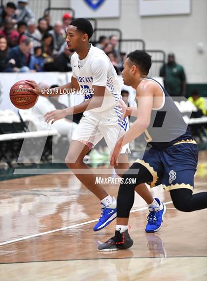 Thumbnail 2 in St. John Bosco vs. Windward (The Classic at Damien) photogallery.
