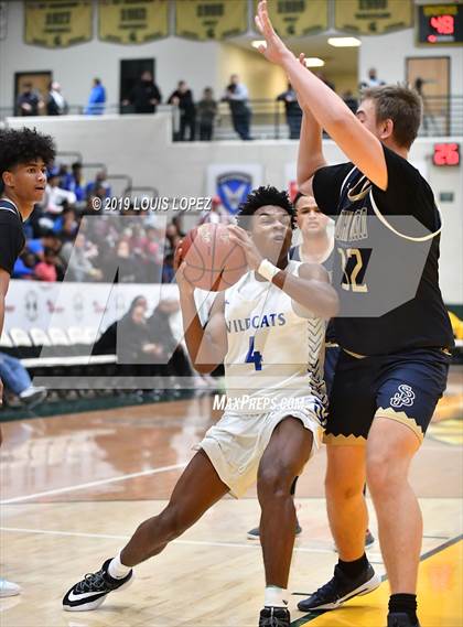 Thumbnail 1 in St. John Bosco vs. Windward (The Classic at Damien) photogallery.