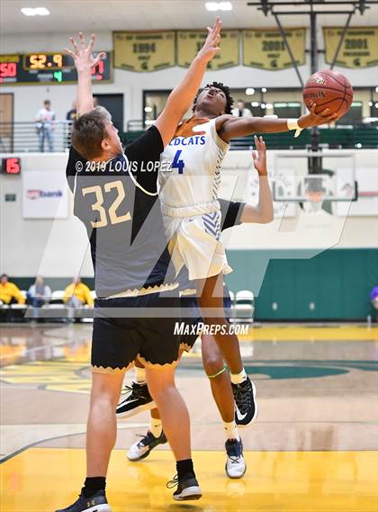Thumbnail 1 in St. John Bosco vs. Windward (The Classic at Damien) photogallery.