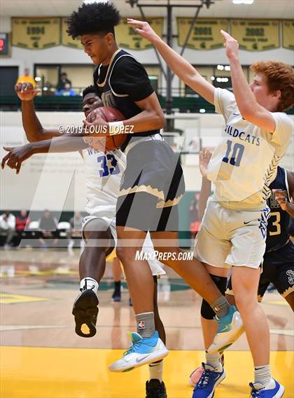 Thumbnail 1 in St. John Bosco vs. Windward (The Classic at Damien) photogallery.