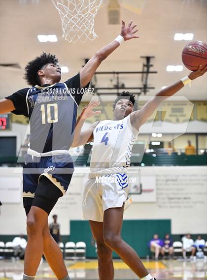 Thumbnail 3 in St. John Bosco vs. Windward (The Classic at Damien) photogallery.
