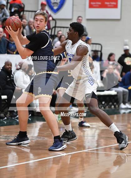 Thumbnail 2 in St. John Bosco vs. Windward (The Classic at Damien) photogallery.