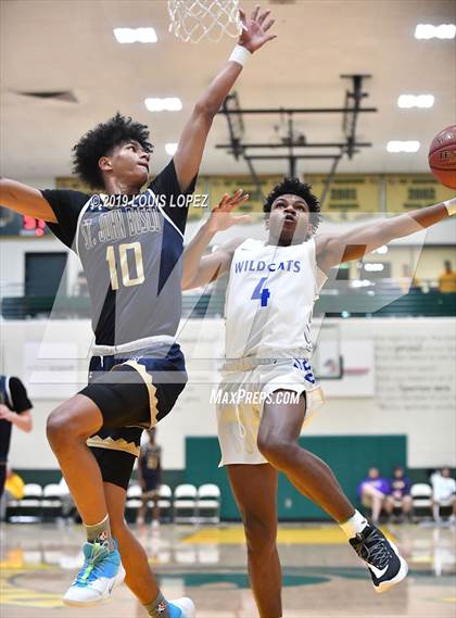 Thumbnail 2 in St. John Bosco vs. Windward (The Classic at Damien) photogallery.