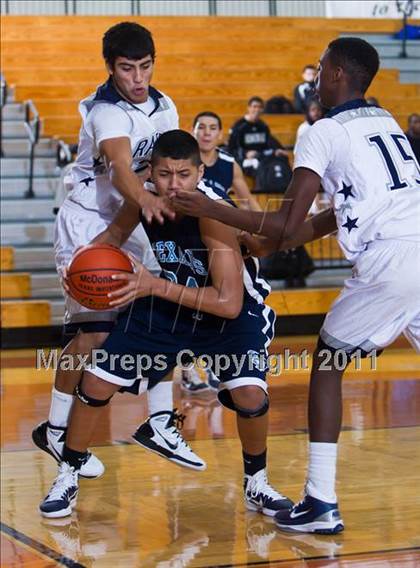 Thumbnail 2 in Sam Rayburn vs. Smithson Valley (McDonald's Texas Invitational) photogallery.