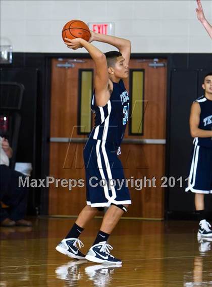 Thumbnail 3 in Sam Rayburn vs. Smithson Valley (McDonald's Texas Invitational) photogallery.
