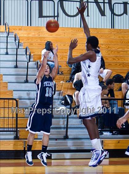 Thumbnail 3 in Sam Rayburn vs. Smithson Valley (McDonald's Texas Invitational) photogallery.