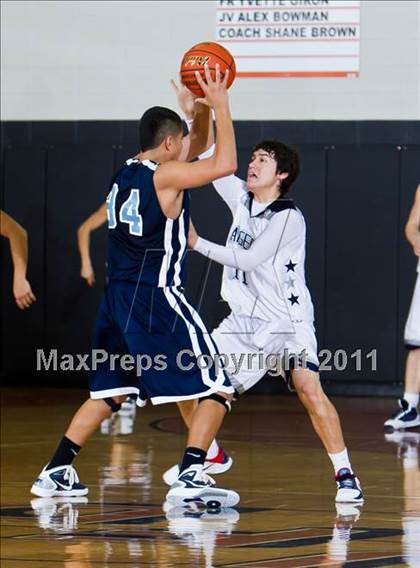 Thumbnail 3 in Sam Rayburn vs. Smithson Valley (McDonald's Texas Invitational) photogallery.