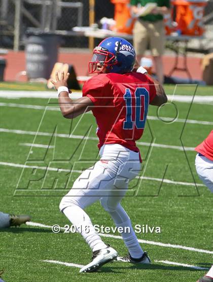 Thumbnail 1 in St. Joseph Regional vs. Serra (2016 Honor Bowl) photogallery.