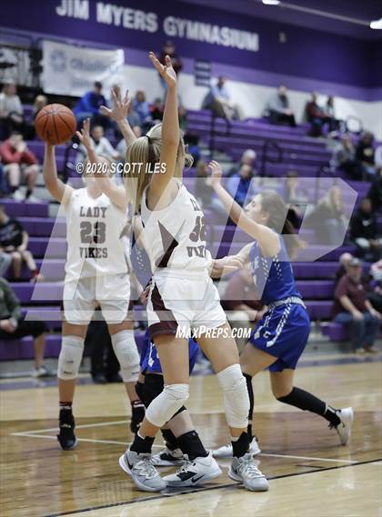 Thumbnail 2 in Chillicothe vs Vinton County (OHSAA D2 Sectional Playoff) photogallery.