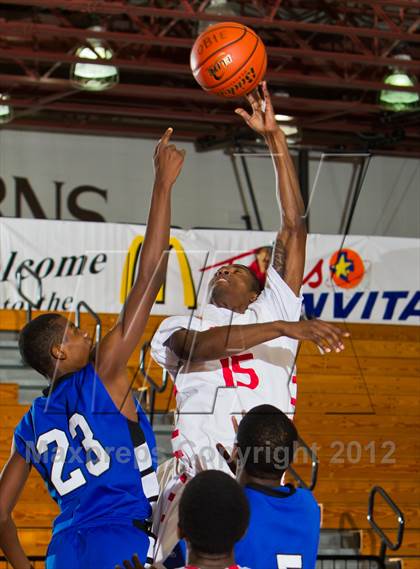 Thumbnail 2 in Chavez vs. Taft (McDonald's Texas Invitational) photogallery.