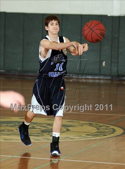Thumbnail 2 in Putnam Valley vs. Haldane (Putnam Challenge) photogallery.