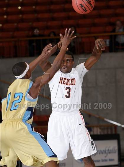 Thumbnail 2 in Burbank vs. Merced (CIF SJS D1 Playoffs) photogallery.
