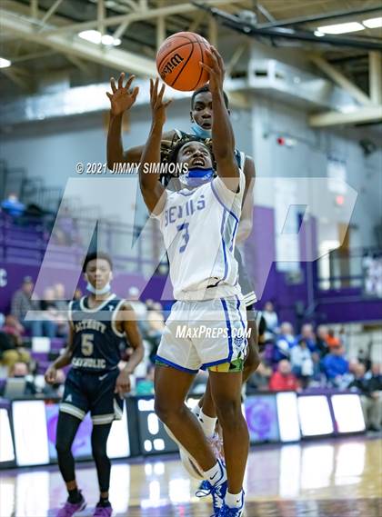 Thumbnail 2 in Quincy vs. Althoff Catholic (Prairie Farms Holiday Classic) photogallery.
