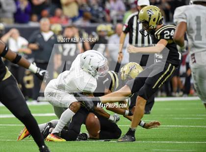 Thumbnail 2 in Manvel vs Nederland (UIL 5A D1 Quarterfinal) photogallery.