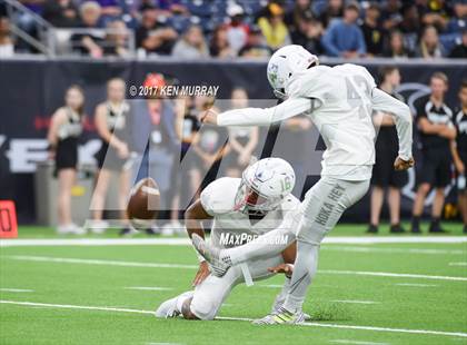 Thumbnail 2 in Manvel vs Nederland (UIL 5A D1 Quarterfinal) photogallery.
