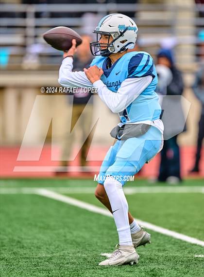 Thumbnail 2 in Summer Creek vs. Kingwood (UIL 6A D2 Football Quarterfinal) photogallery.