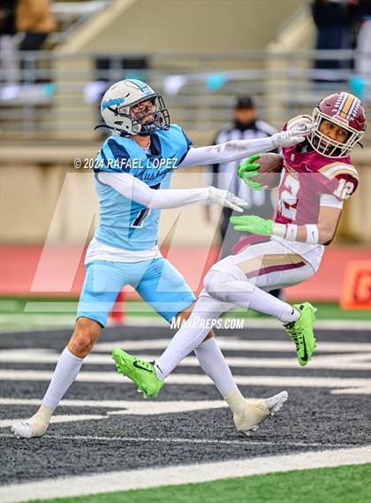 Thumbnail 1 in Summer Creek vs. Kingwood (UIL 6A D2 Football Quarterfinal) photogallery.