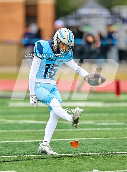 Thumbnail 2 in Summer Creek vs. Kingwood (UIL 6A D2 Football Quarterfinal) photogallery.