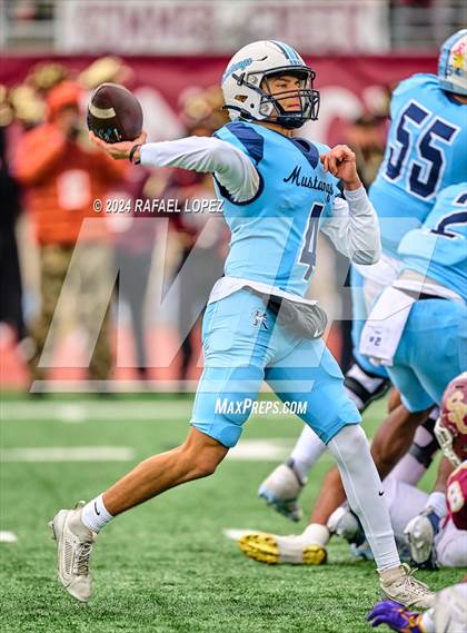 Thumbnail 1 in Summer Creek vs. Kingwood (UIL 6A D2 Football Quarterfinal) photogallery.