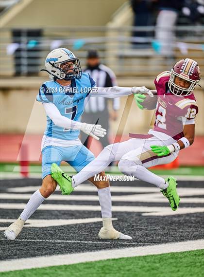 Thumbnail 2 in Summer Creek vs. Kingwood (UIL 6A D2 Football Quarterfinal) photogallery.