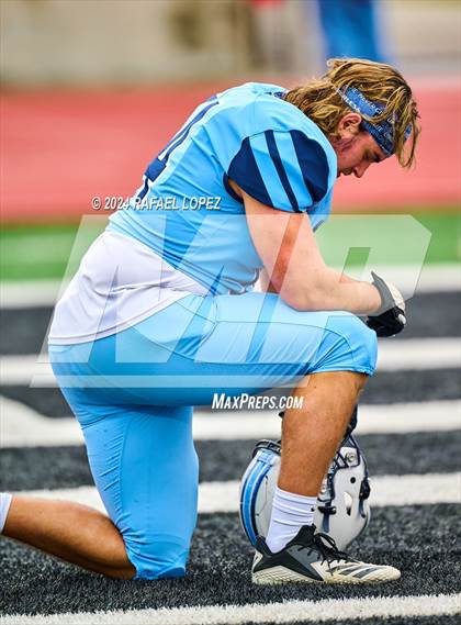Thumbnail 3 in Summer Creek vs. Kingwood (UIL 6A D2 Football Quarterfinal) photogallery.