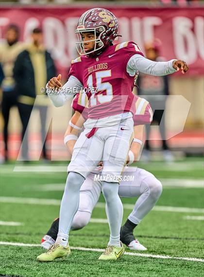 Thumbnail 3 in Summer Creek vs. Kingwood (UIL 6A D2 Football Quarterfinal) photogallery.