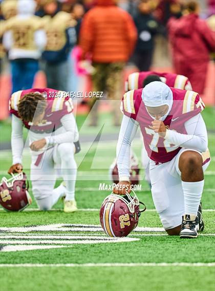 Thumbnail 2 in Summer Creek vs. Kingwood (UIL 6A D2 Football Quarterfinal) photogallery.