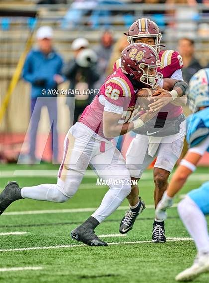 Thumbnail 2 in Summer Creek vs. Kingwood (UIL 6A D2 Football Quarterfinal) photogallery.