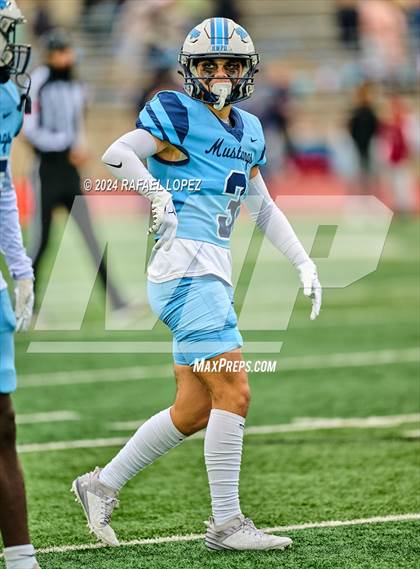 Thumbnail 1 in Summer Creek vs. Kingwood (UIL 6A D2 Football Quarterfinal) photogallery.