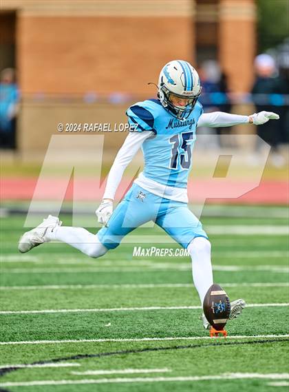 Thumbnail 1 in Summer Creek vs. Kingwood (UIL 6A D2 Football Quarterfinal) photogallery.