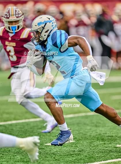 Thumbnail 2 in Summer Creek vs. Kingwood (UIL 6A D2 Football Quarterfinal) photogallery.