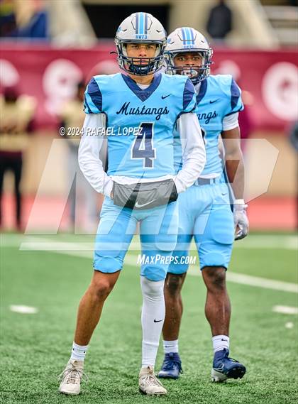 Thumbnail 2 in Summer Creek vs. Kingwood (UIL 6A D2 Football Quarterfinal) photogallery.