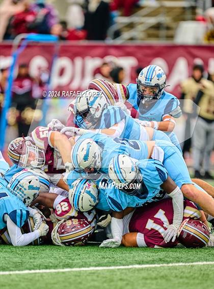 Thumbnail 1 in Summer Creek vs. Kingwood (UIL 6A D2 Football Quarterfinal) photogallery.