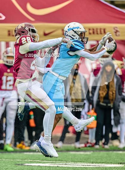 Thumbnail 2 in Summer Creek vs. Kingwood (UIL 6A D2 Football Quarterfinal) photogallery.