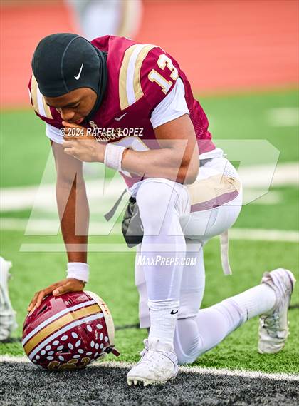 Thumbnail 2 in Summer Creek vs. Kingwood (UIL 6A D2 Football Quarterfinal) photogallery.