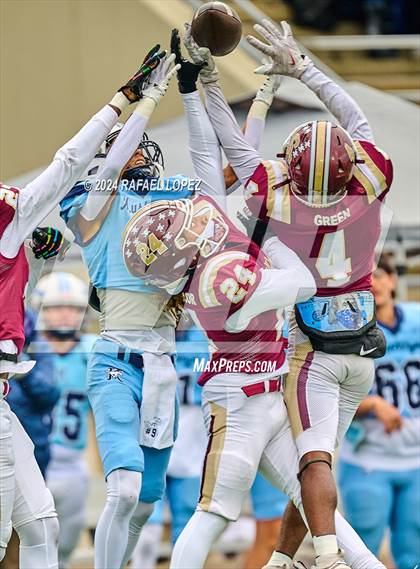 Thumbnail 3 in Summer Creek vs. Kingwood (UIL 6A D2 Football Quarterfinal) photogallery.