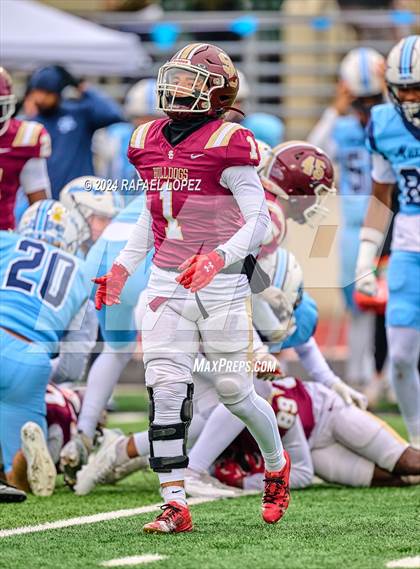 Thumbnail 2 in Summer Creek vs. Kingwood (UIL 6A D2 Football Quarterfinal) photogallery.