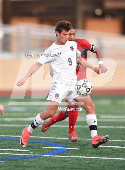 Thumbnail 2 in Lee [Robert E.] vs Lake Travis (UIL 6A Regional Quarterfinals) photogallery.