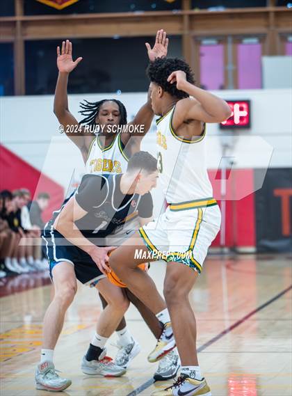 Thumbnail 2 in Eastside Catholic vs. St. Xavier (Torrey Pines Holiday Classic) photogallery.