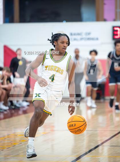 Thumbnail 1 in Eastside Catholic vs. St. Xavier (Torrey Pines Holiday Classic) photogallery.