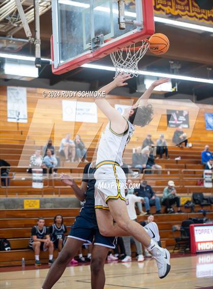 Thumbnail 1 in Eastside Catholic vs. St. Xavier (Torrey Pines Holiday Classic) photogallery.