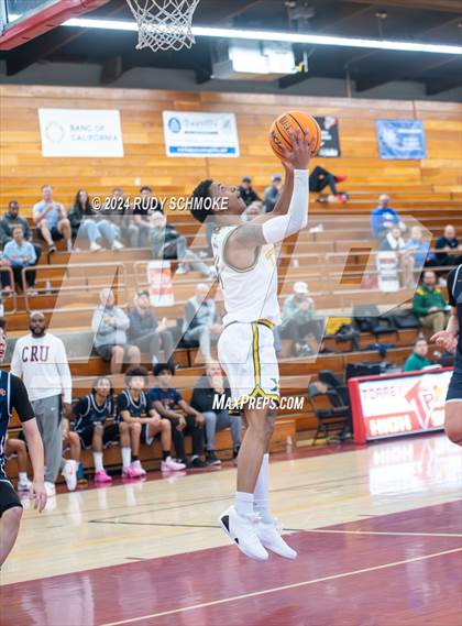 Thumbnail 1 in Eastside Catholic vs. St. Xavier (Torrey Pines Holiday Classic) photogallery.